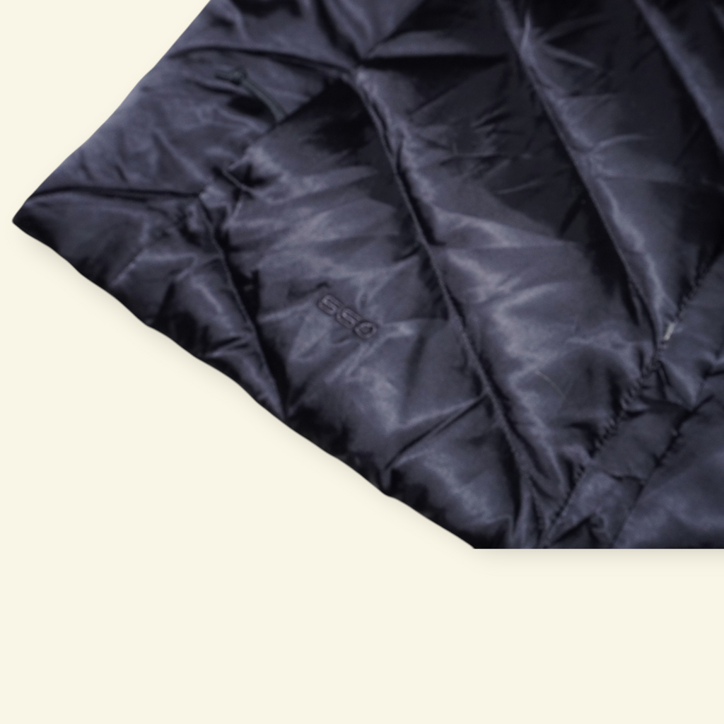 Detalle de acolchado diamante en chaleco negro The North Face Aconcagua de Mi tienda con bordado 550