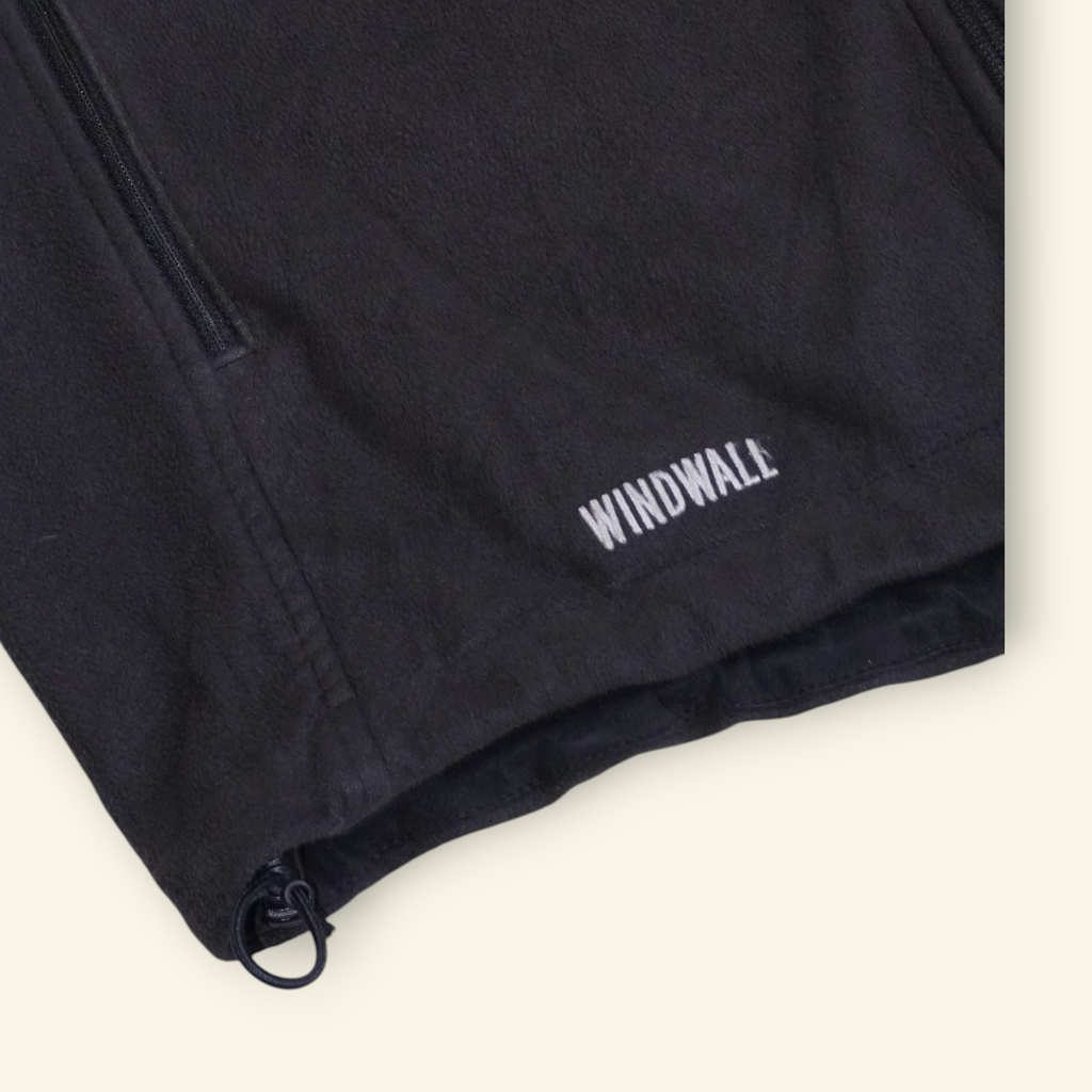 Detalle del tejido negro Softshell con logo WindWall en chaleco The North Face de Mi tienda