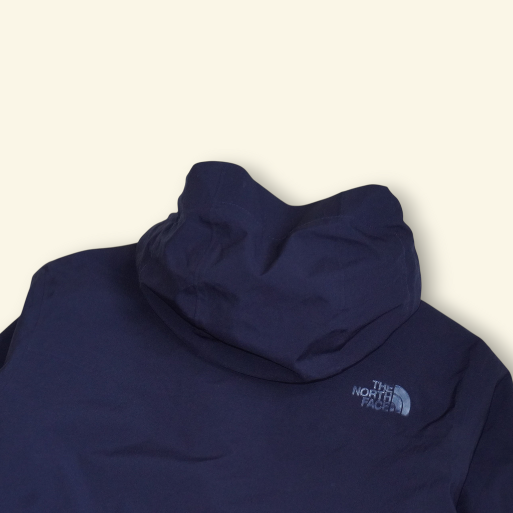 Chamarra azul marino The North Face Carto Triclimate con capucha y logo bordado, sistema 3 en 1 impermeable.