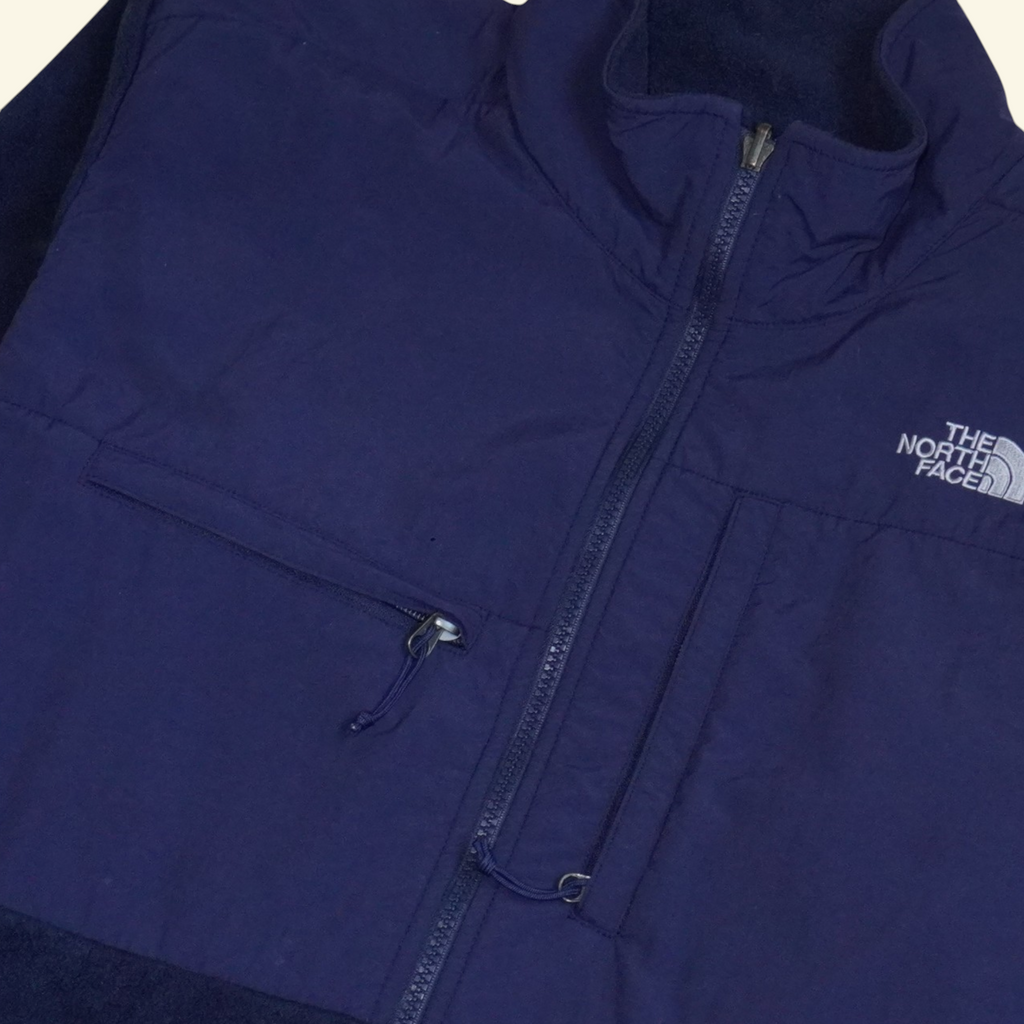 Chamarra The North Face Denali color azul marino con paneles de nailon reforzados y cierre frontal, de Mi tienda.