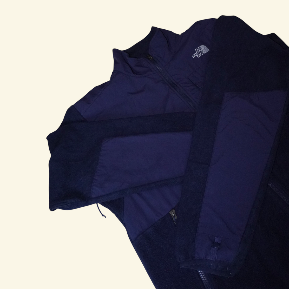 Chamarra The North Face Denali azul marino de forro polar con paneles de nailon reforzados en hombros y pecho