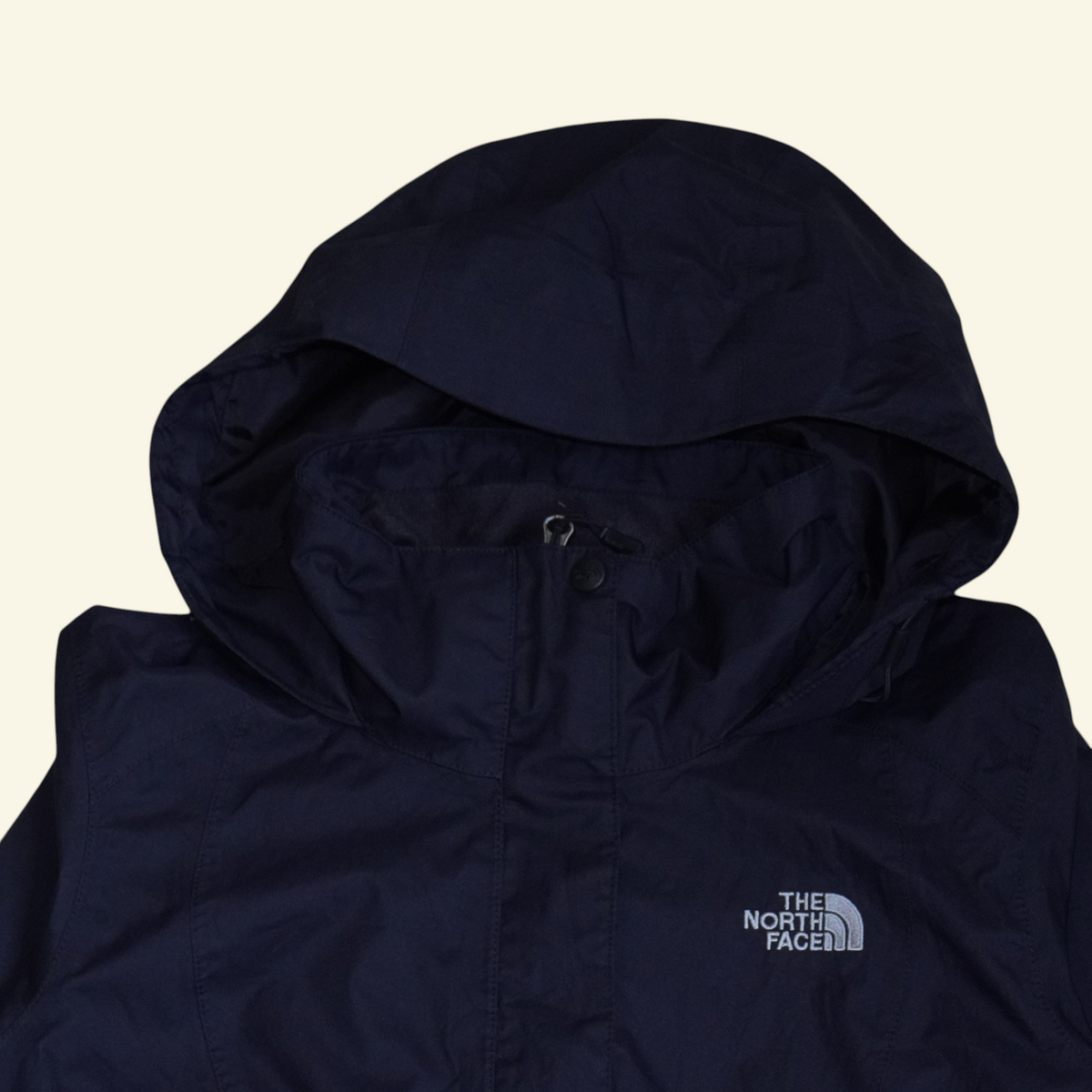 Chamarra impermeable negra The North Face DryVent con capucha, ideal para senderismo y uso urbano, de Mi tienda.