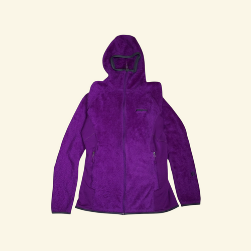 Chamarra Patagonia morada con capucha y tejido Polartec Thermal Pro, ideal para actividades outdoor y estilo gorpcore.