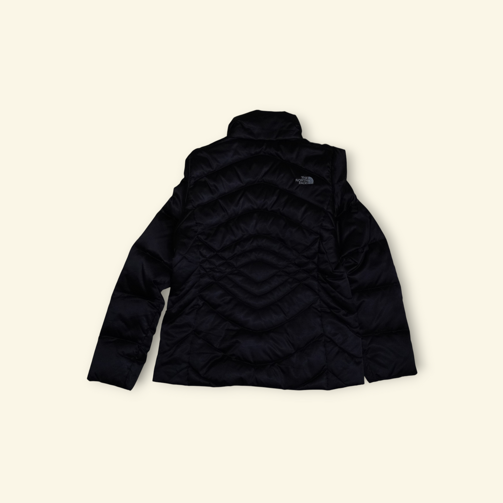 Chamarra puffer negra The North Face Aconcagua con acolchado horizontal, vista trasera, disponible en Mi tienda.