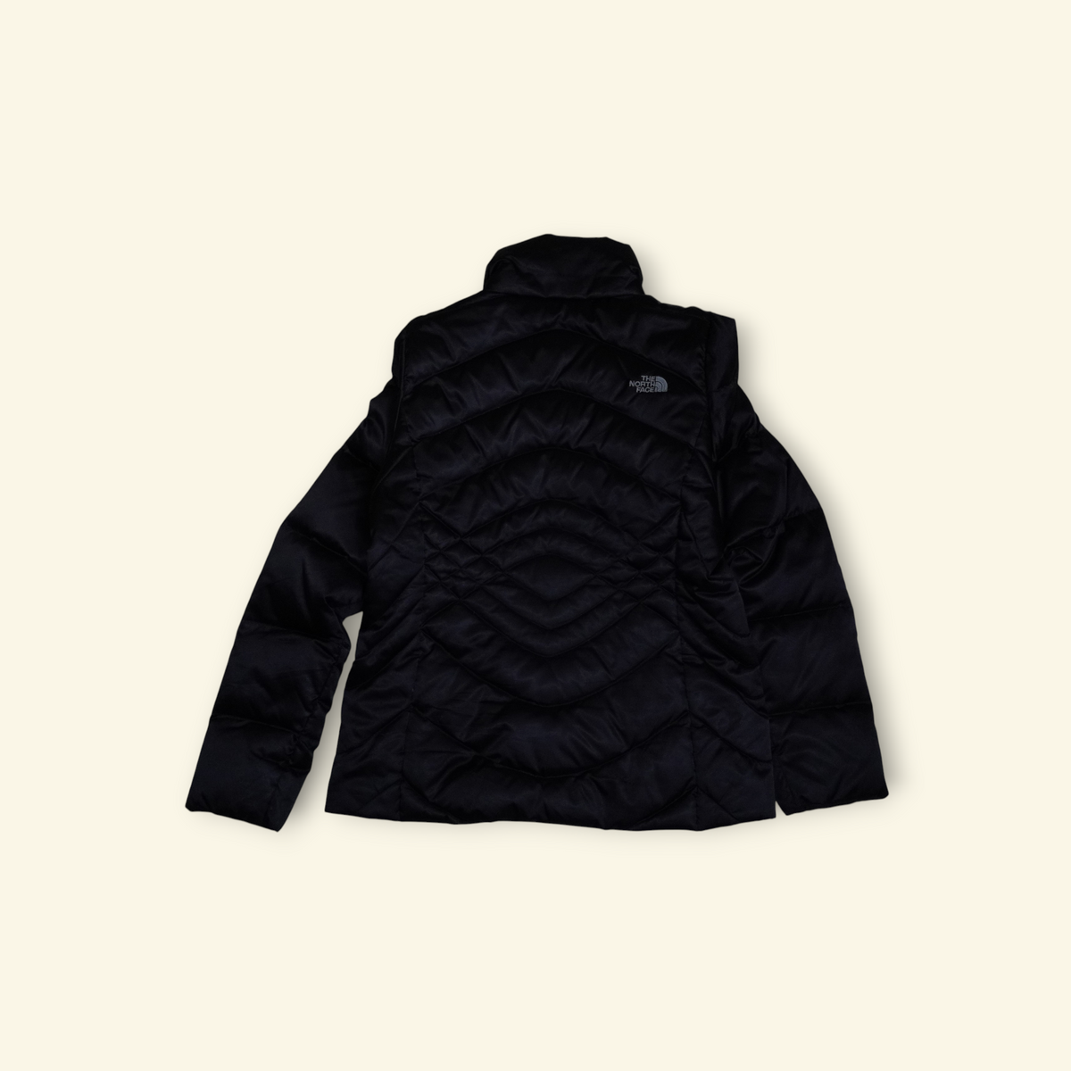 Chamarra puffer negra The North Face Aconcagua con acolchado horizontal, vista trasera, disponible en Mi tienda.