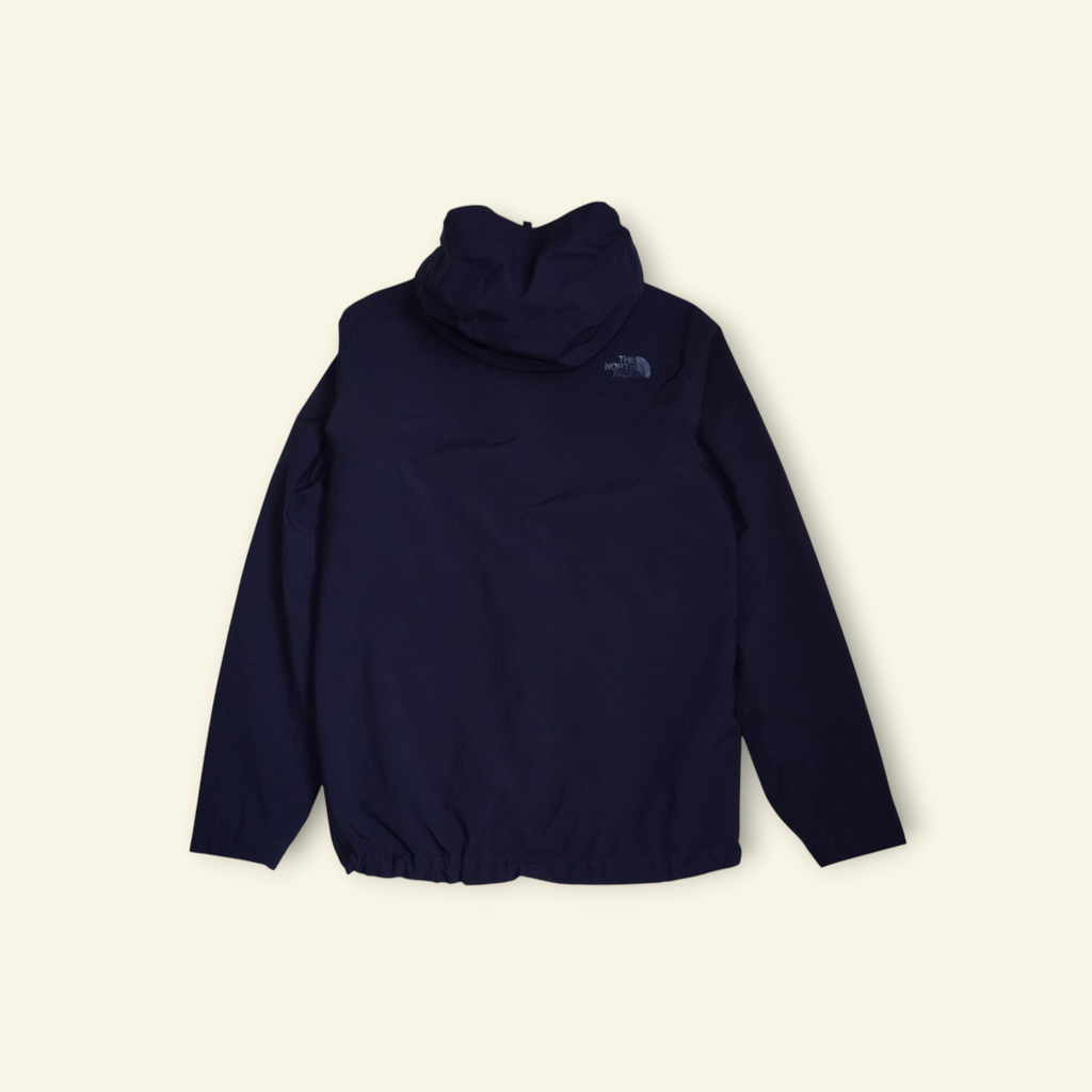 Chamarra azul marino The North Face Carto Triclimate con capucha, vista trasera, diseño impermeable y térmico.