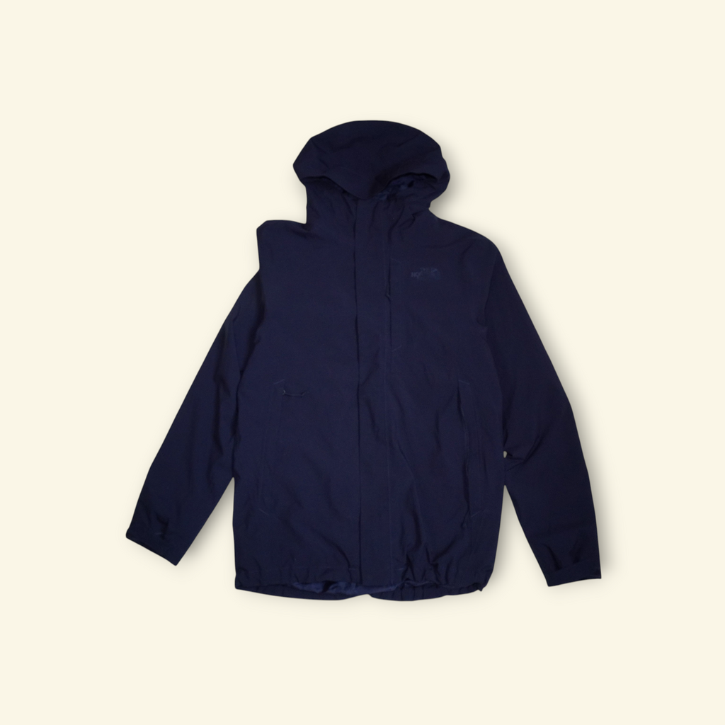 Chamarra azul marino The North Face Carto Triclimate 3 en 1 con capucha, impermeable y diseño técnico versátil.