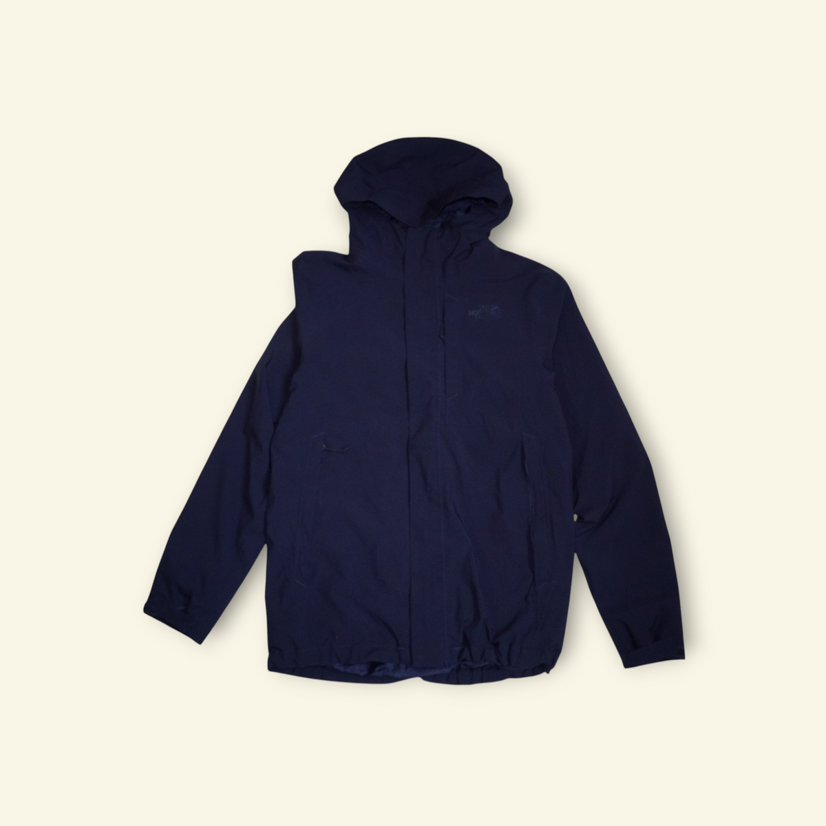 Chamarra azul marino The North Face Carto Triclimate 3 en 1 con capucha, impermeable y diseño técnico versátil.