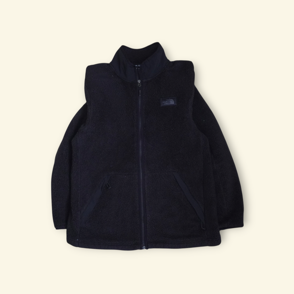 Chamarra The North Face Campshire Sherpa negra de Mi tienda, con forro polar de borrego y cuello alto ergonómico.