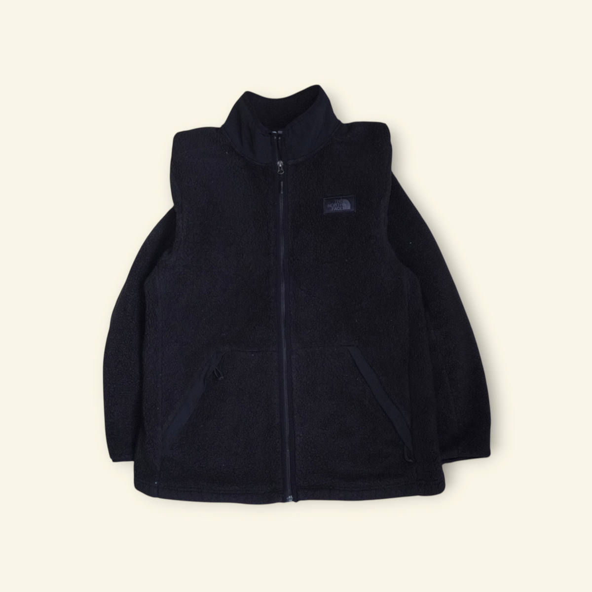 Chamarra The North Face Campshire Sherpa negra de Mi tienda, con forro polar de borrego y cuello alto ergonómico.