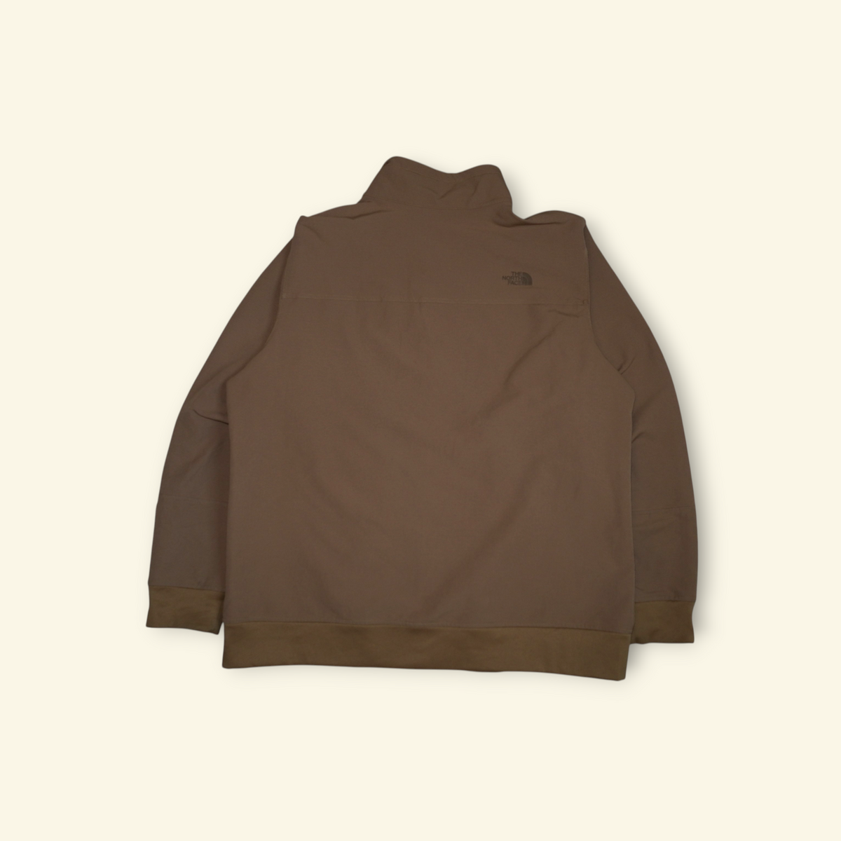 Chamarra The North Face Track color caqui con cuello alto, vista trasera de la prenda de Mi tienda