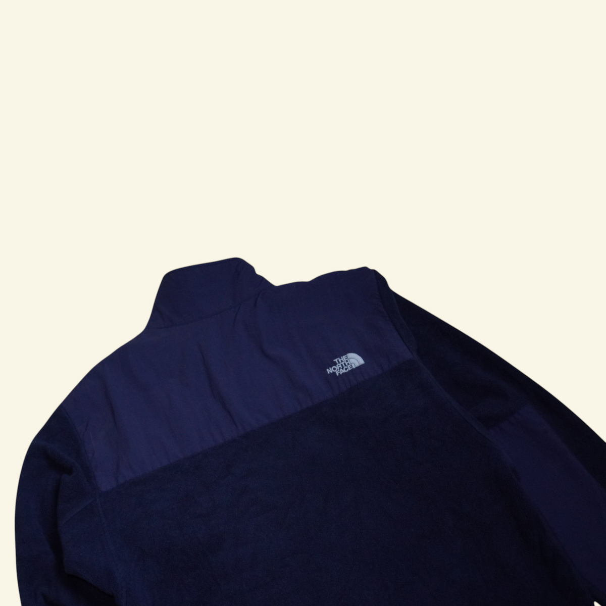 Chamarra The North Face Denali azul marino con paneles de nailon en hombros, vista trasera, de Mi tienda.
