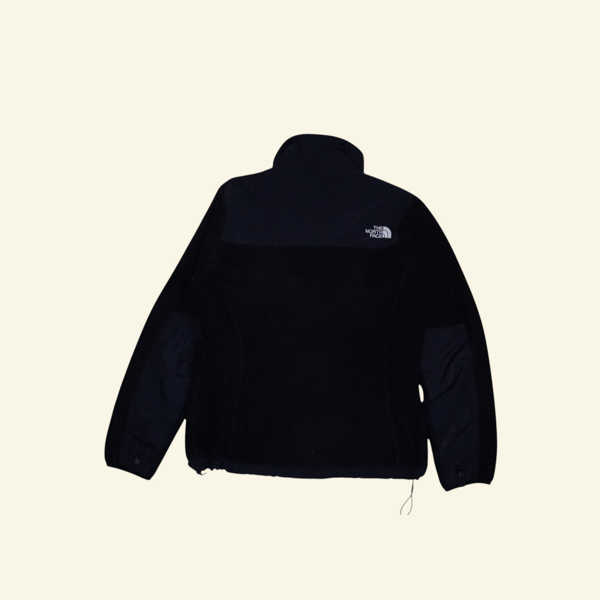 Vista trasera de chamarra vintage The North Face Denali de Mi tienda, en forro polar negro con refuerzos de nylon.