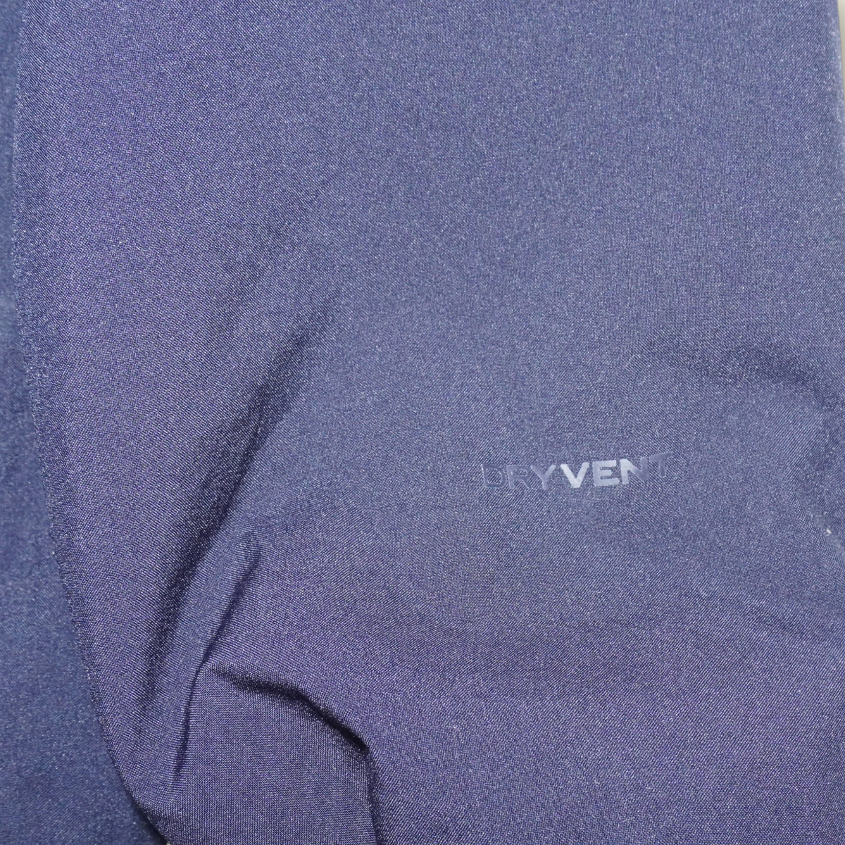 Detalle de la tela azul marino impermeable con logo DryVent de la chamarra The North Face Carto Triclimate