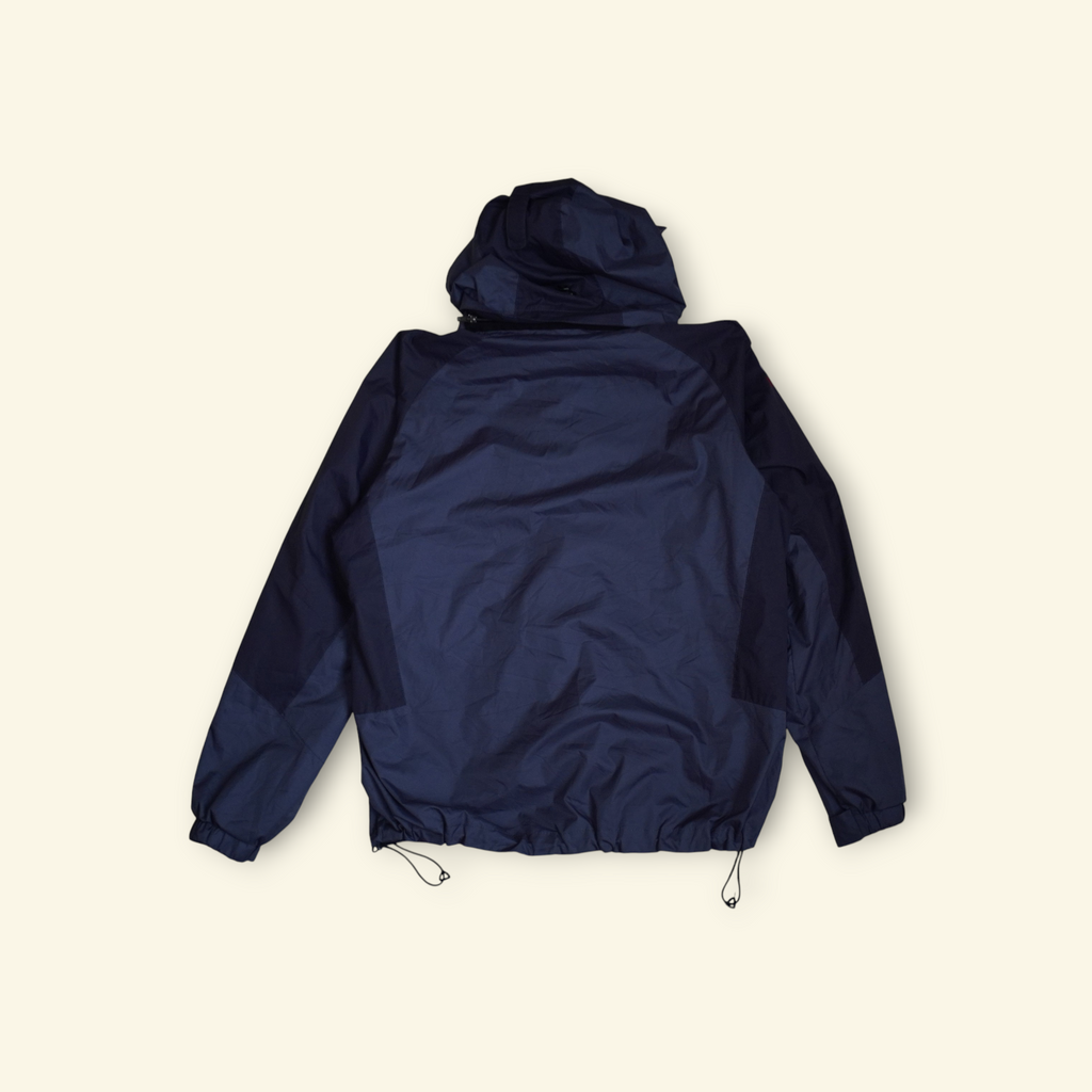 Vista trasera de chamarra vintage The North Face Summit Series Gore-Tex XCR en color gris y negro con capucha.