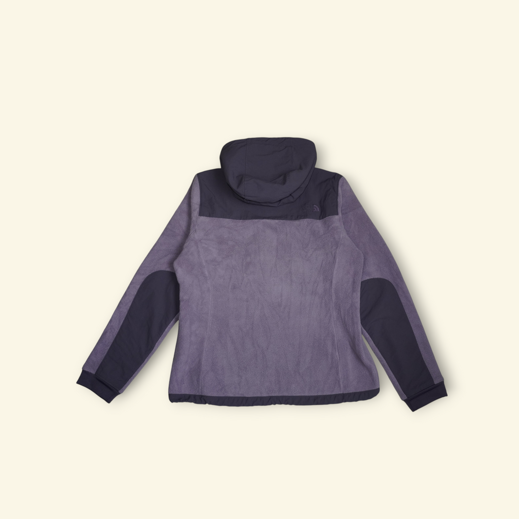 Chaqueta polar The North Face Denali color lila con refuerzos oscuros en hombros y mangas, vista trasera, Mi tienda