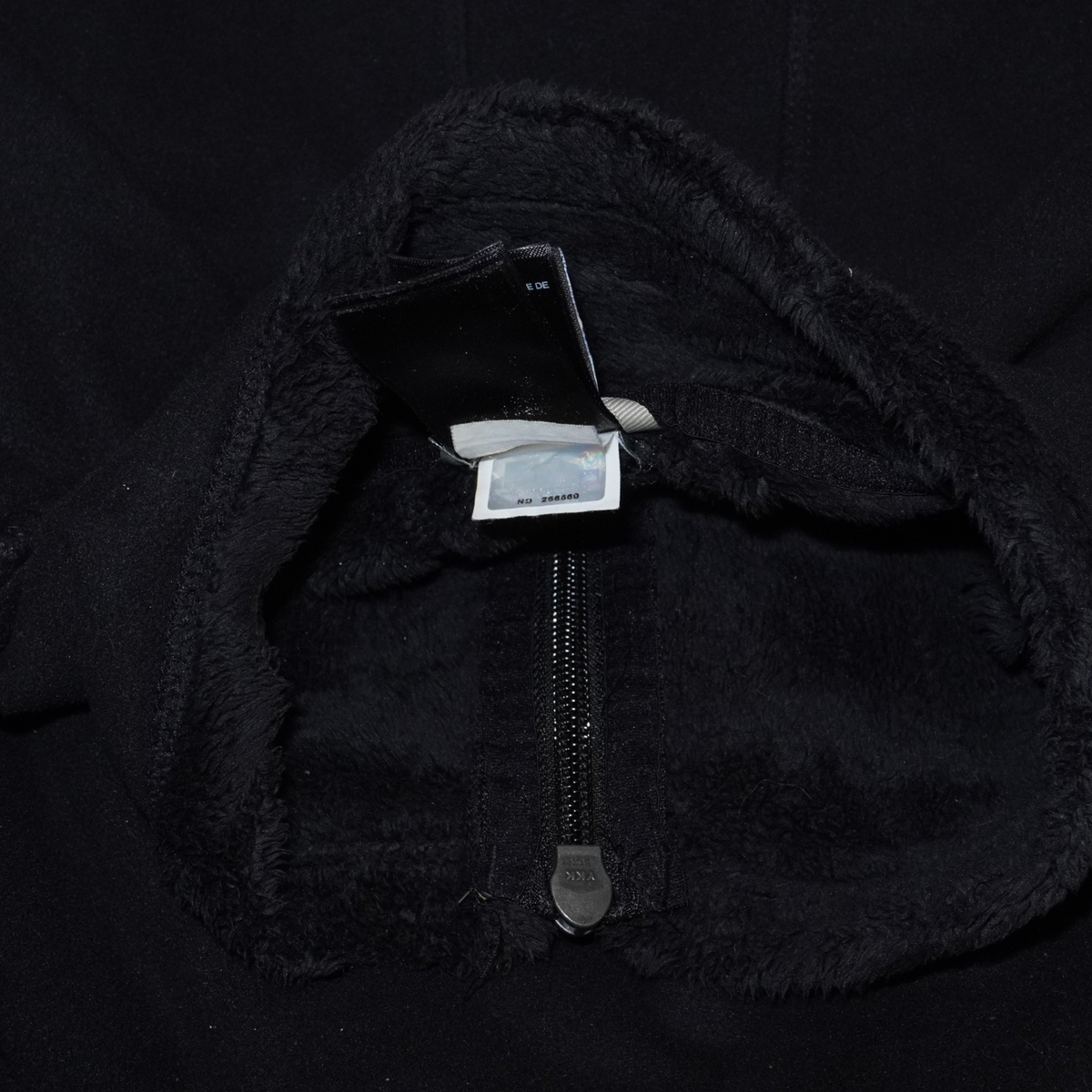 Detalle del cuello y cierre de la chaqueta polar negra The North Face Morninglory de Mi tienda con felpa de pelo alto