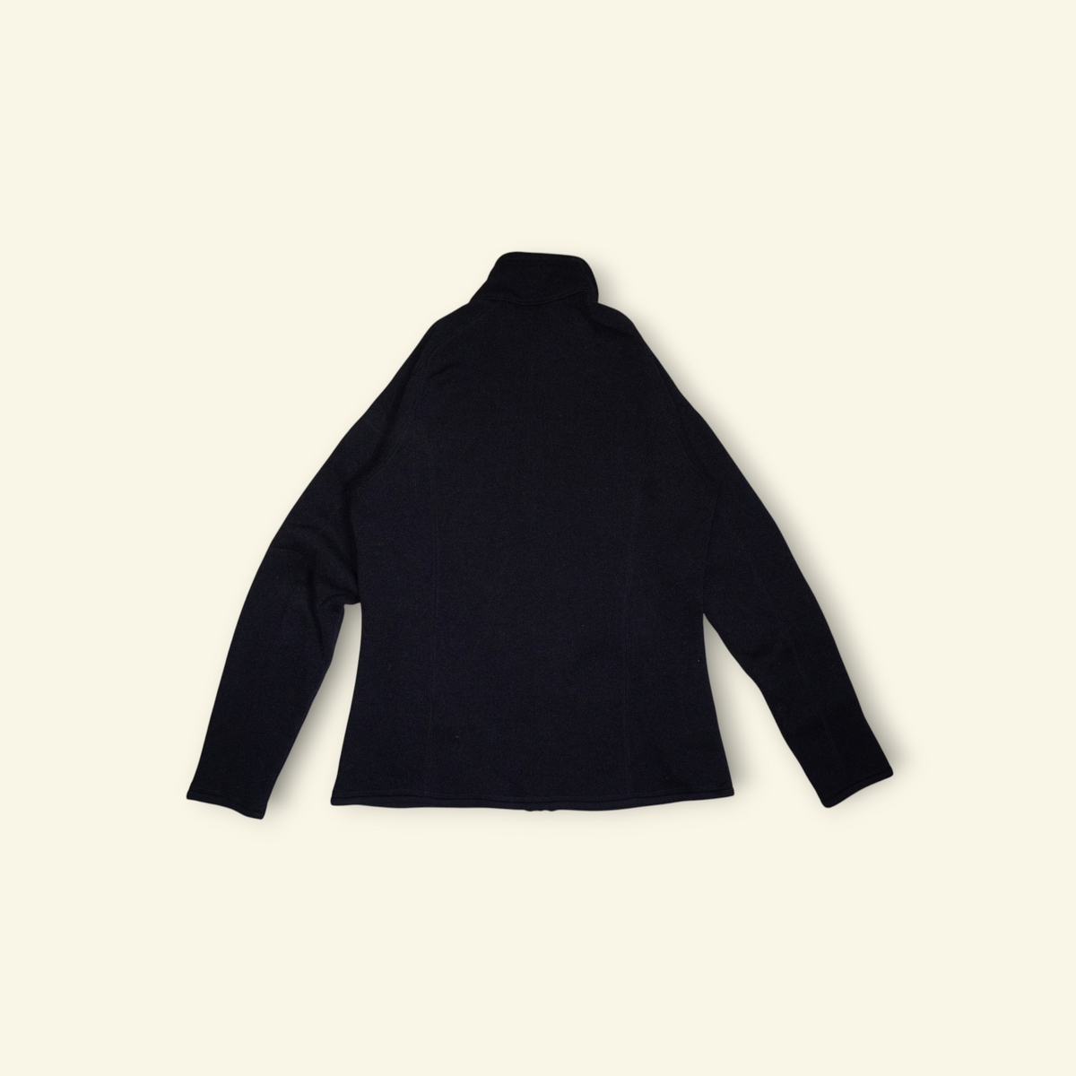 Vista trasera del suéter Patagonia Better Sweater de Mi tienda en color negro, fabricado en poliéster reciclado.