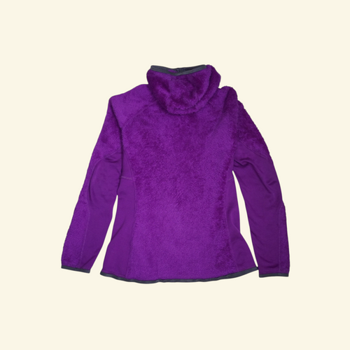 Vista trasera de chamarra Patagonia Mi tienda color morado en tejido Polartec Thermal Pro con capucha y ajuste técnico