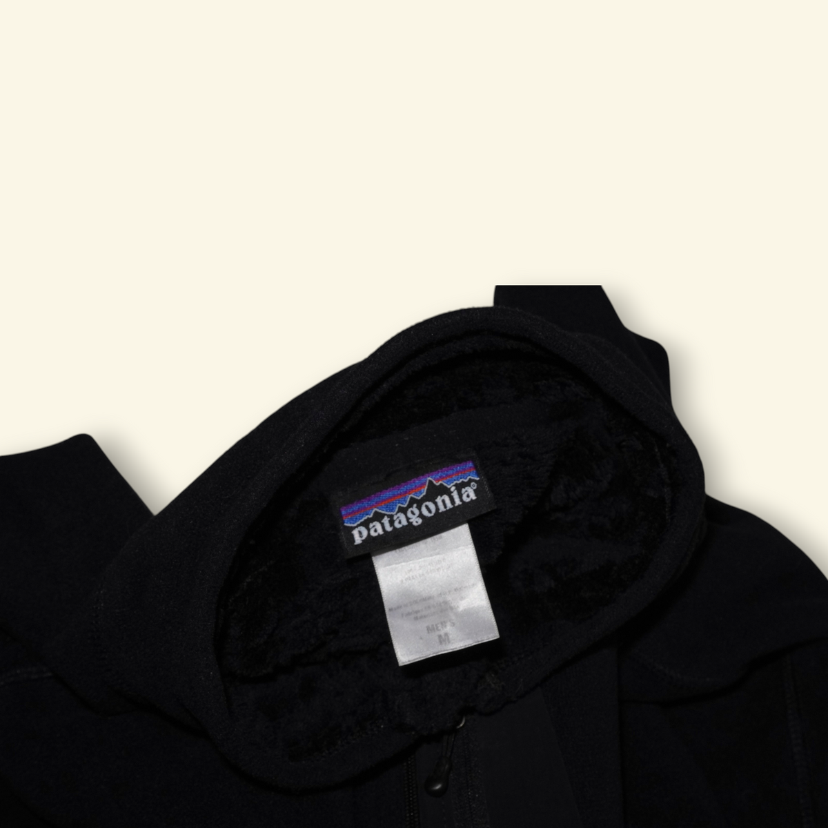 Etiqueta interior de chamarra Patagonia R3 Regulator Fleece negra talla M de Mi tienda