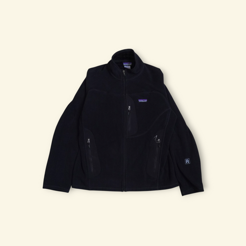 Chamarra Patagonia R3 Regulator Fleece negra con cierre frontal y bolsillos alpinos, disponible en Mi tienda.