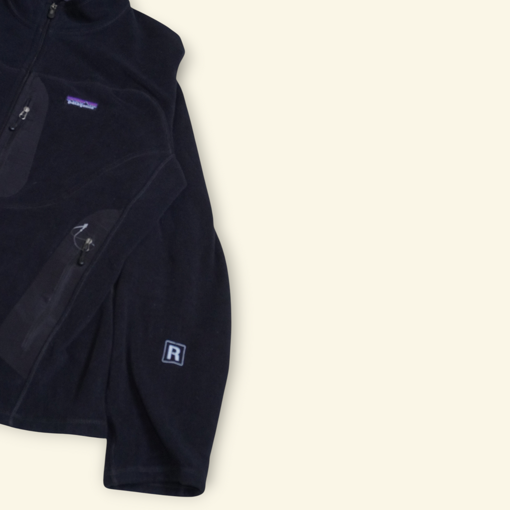 Chamarra Patagonia R3 Regulator Fleece negra de alta densidad con cuello alto y bolsillos técnicos en Mi tienda