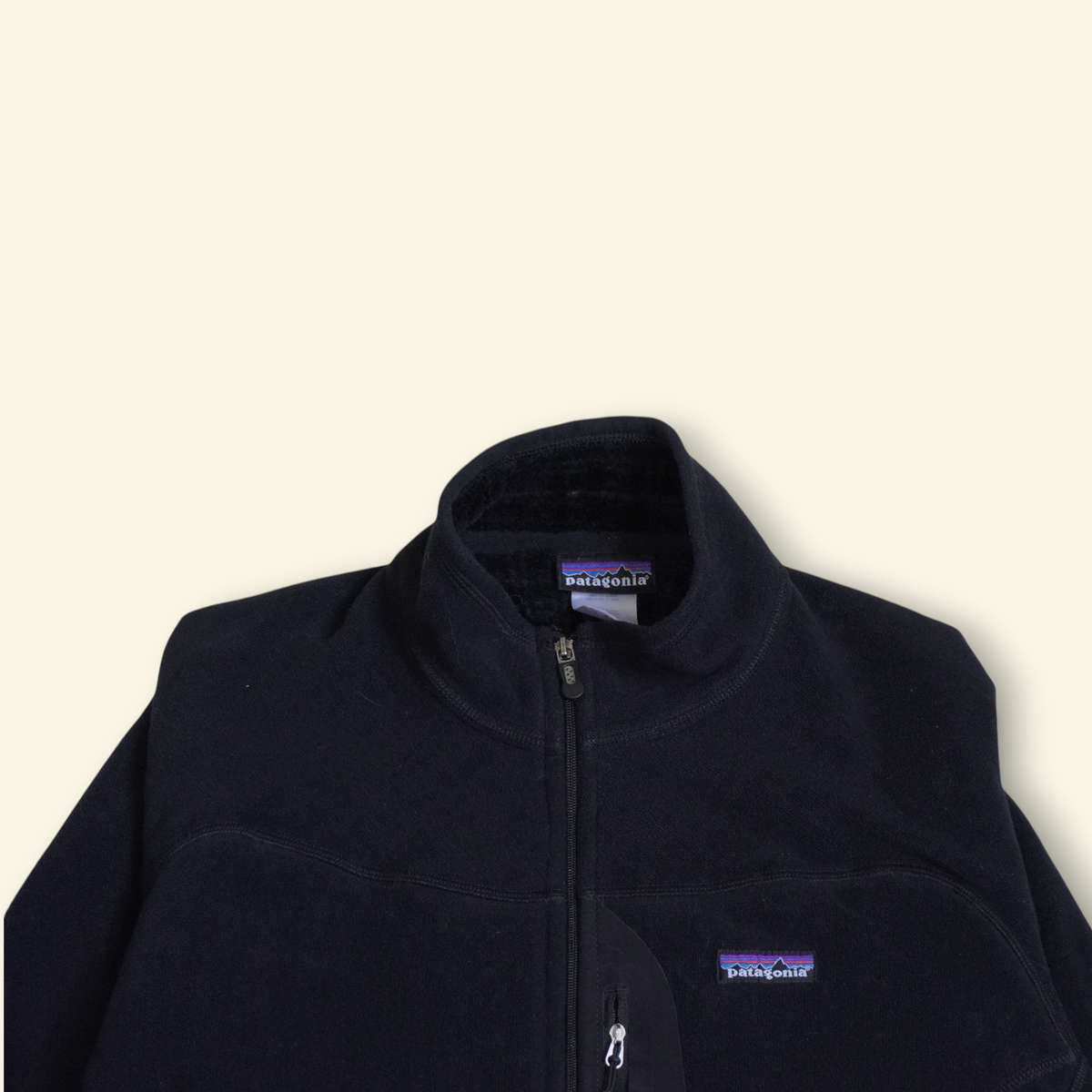 Chamarra Patagonia R3 Regulator Fleece negra con cuello alto y cierre frontal, disponible en Mi tienda.