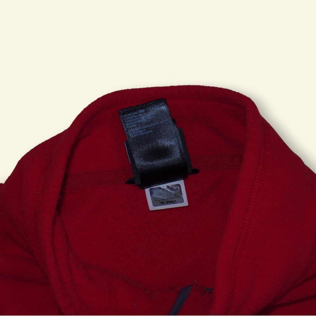 Detalle del cuello y etiqueta interior de la sudadera polar roja The North Face TKA 100 de Mi tienda
