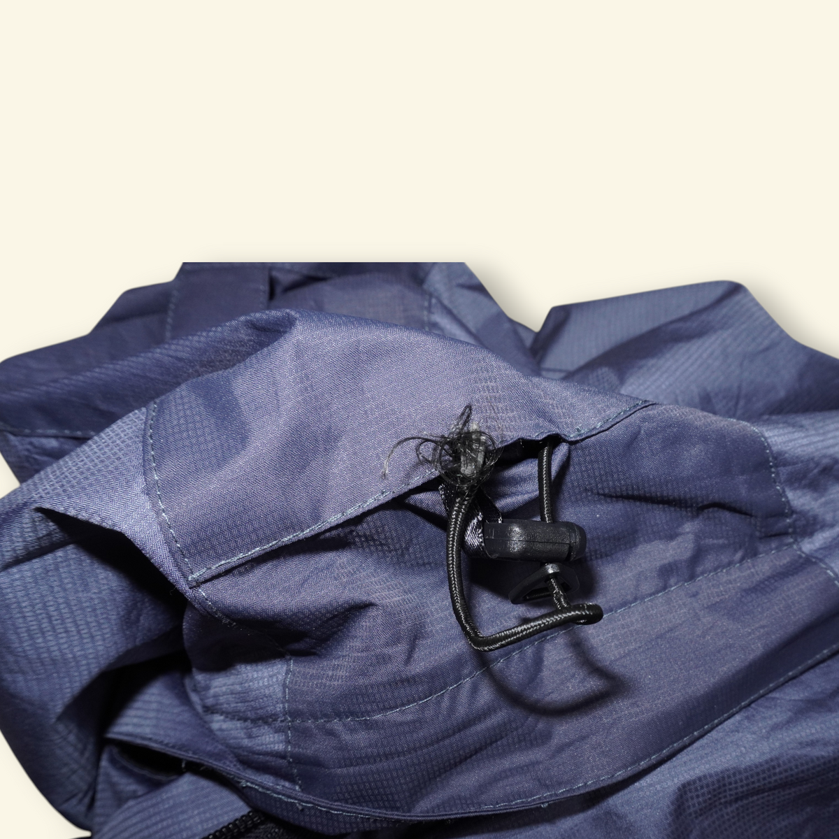 Detalle del ajustador de capucha en chamarra vintage Mi tienda The North Face Summit Series Gore-Tex gris