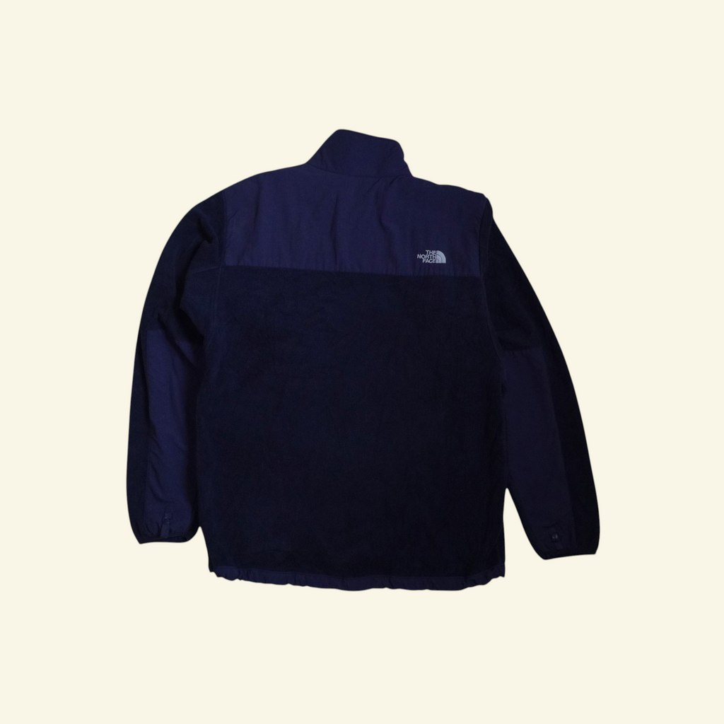 Chamarra The North Face Denali Fleece azul marino con paneles de nailon reforzados, vista trasera.