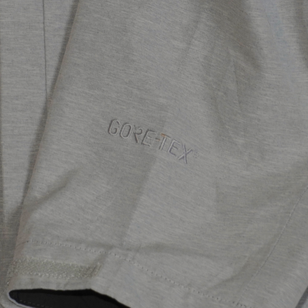 Detalle de la manga gris de la chamarra impermeable Mi tienda The North Face Dryzzle con tecnología GORE-TEX