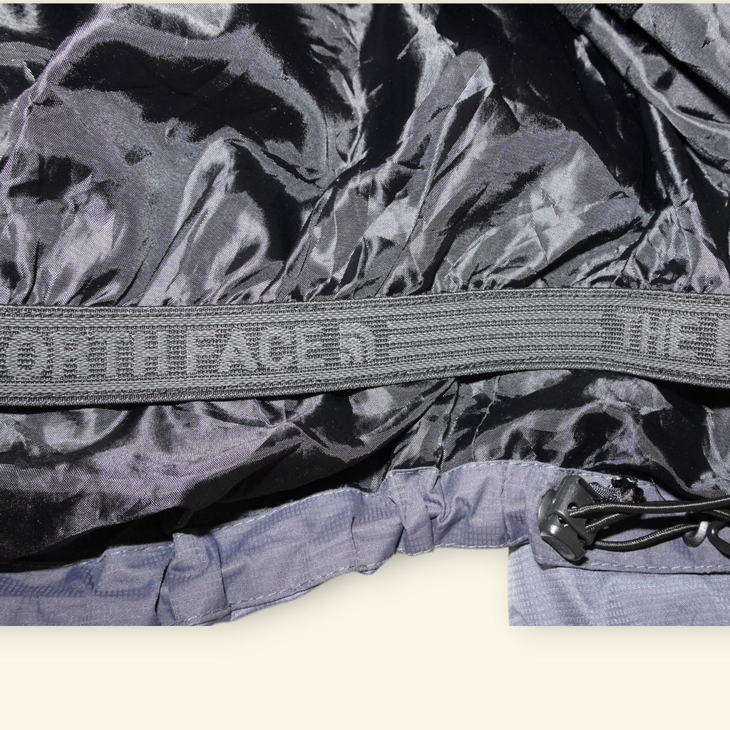 Detalle interior de chamarra vintage Mi tienda The North Face Summit Series con banda elástica y cordón ajustable